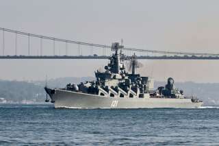 Le navire russe Moskva, ici photographié près d'Istanbul en juin 2021, fleuron de la flotte de Moscou, a été coulé par les forces ukrainiennes. Avec un rôle ambigu du renseignement américain dans cette opération.