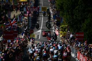 Jean Castex a annoncé un report des élections régionales et départementales à la fin du mois de juin. Le 27 notamment, cela pourrait poser problème en Bretagne alors que le Tour de France devrait déjà bien occuper les autorités (photo d'illustration de la dernière arrivée du Tour de France cycliste à Mûr-de-Bretagne, en 2018).