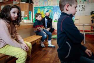 Le ministre de l'éducation Jean-Michel Blanquer, masqué, visite une école primaire à Paris le 11 mai 2020.