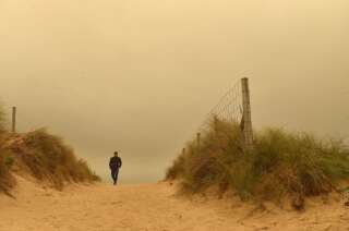 Du fait, notamment, de la présence de sable du Sahara dans l'air au-dessus de la France, une alerte à la pollution aux particules fines est toujours en vigueur dans une partie du pays (photo d'illustration prise à Quiberon lors d'un précédent épisode, en octobre 2017).