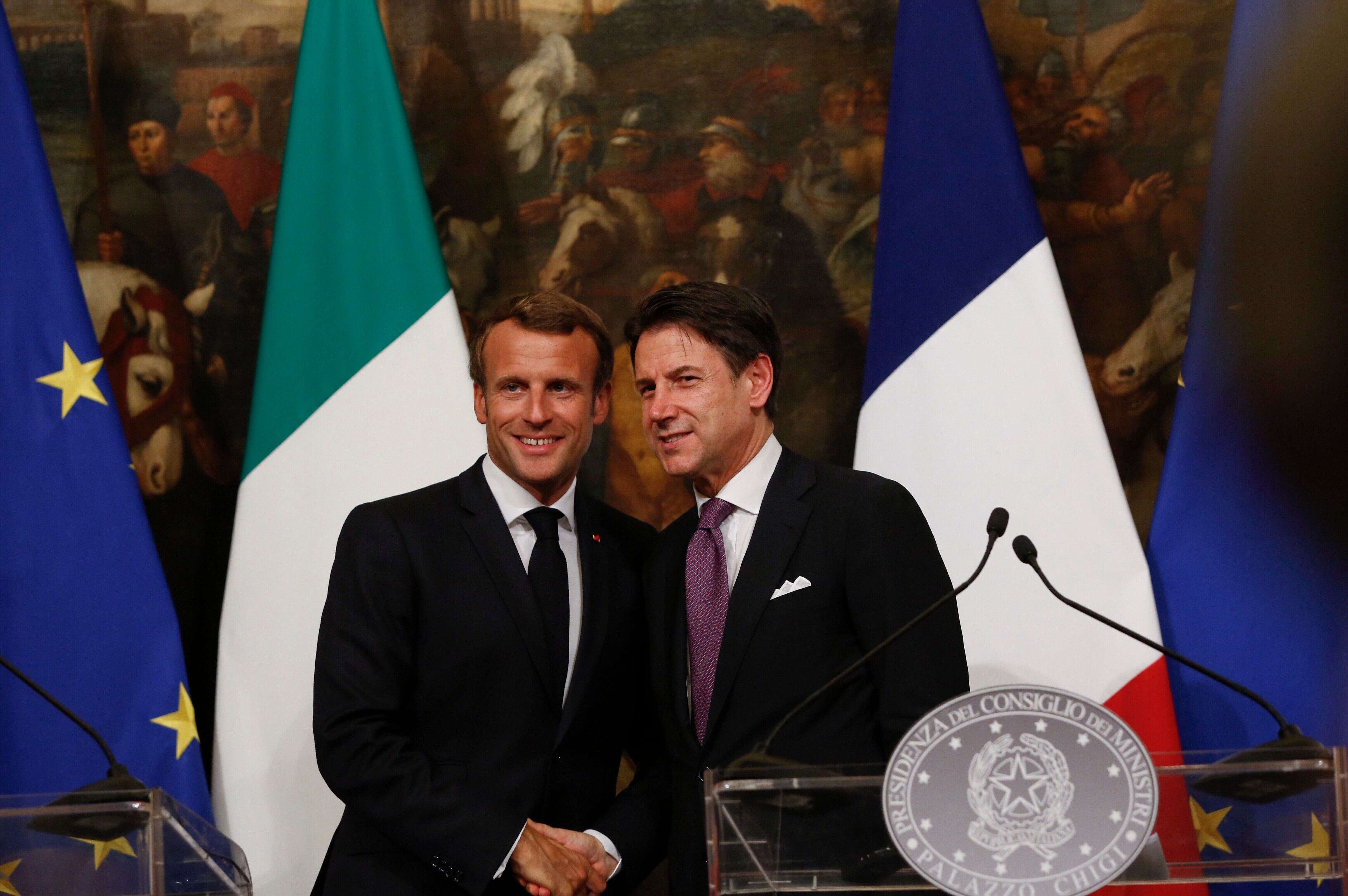 Emmanuel Macron et Giuseppe Conte, chef du gouvernement italien, photographiés avant le confinement.