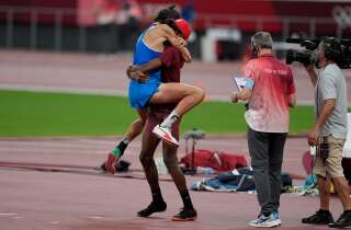 Ce dimanche 1er août, Gianmarco Tamberi est tombé dans les bras de Mutaz Barshim aux Jeux olympiques de Tokyo après que les deux hommes -à égalité à la fin du concours de saut en hauteur- ont décidé de se partager le titre et de recevoir chacun une médaille d'or.