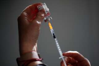 Covid: les plus de 75 ans non vaccinés seront contactés par l'Assurance maladie