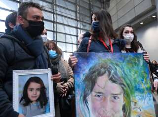 Joachim de Araujo et Jennifer Cleyet-Marrel, les parents de Maëlys, et Colleen de Araujo, sa sœur, à l'ouverture du procès pour le meurtre de la fillette, le 31 janvier 2022 à Grenoble.