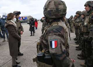 La guerre en Ukraine coûte son poste au chef du renseignement français; image de la ministre des Armées sur une base de l'Otan en Roumanie.
