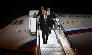 Le chef de la diplomatie russe Sergueï Lavrov, ici photographié descendant d'avion en Turquie en 2016, n'a pas pu se rendre en Serbie ce lundi 6 juin, les pays voisins ayant fermé leur espace aérien.