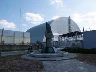 L'actuelle centrale nucléaire de Tchernobyl, recouverte par une immense arche utilisée comme dispositif de confinement du réacteur 4, à l'origine de la catastrophe de 1986.