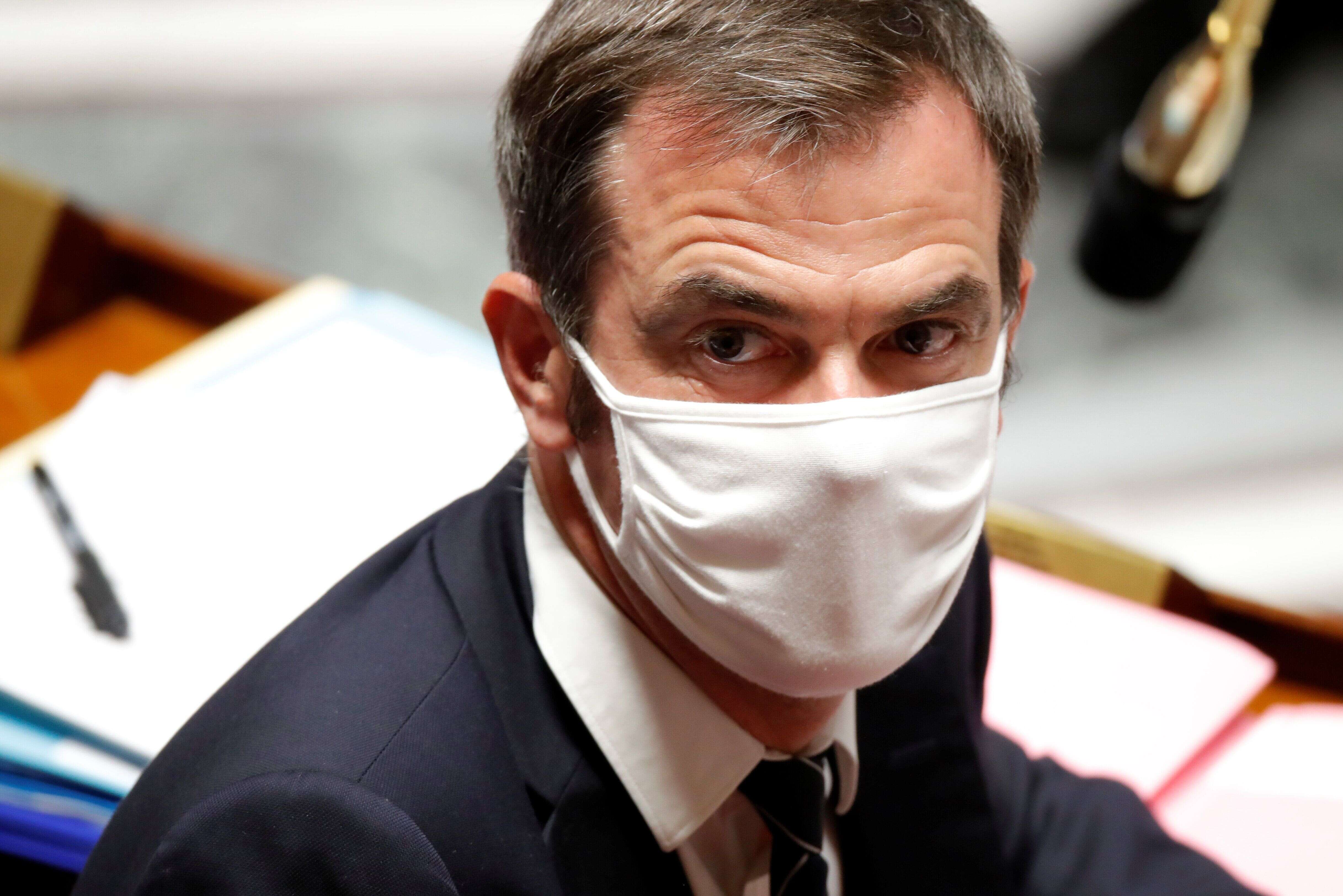 Le ministre de la Santé Olivier Veran portant un masque de protection à l'Assemblée nationale à Paris le 15 septembre 2020.