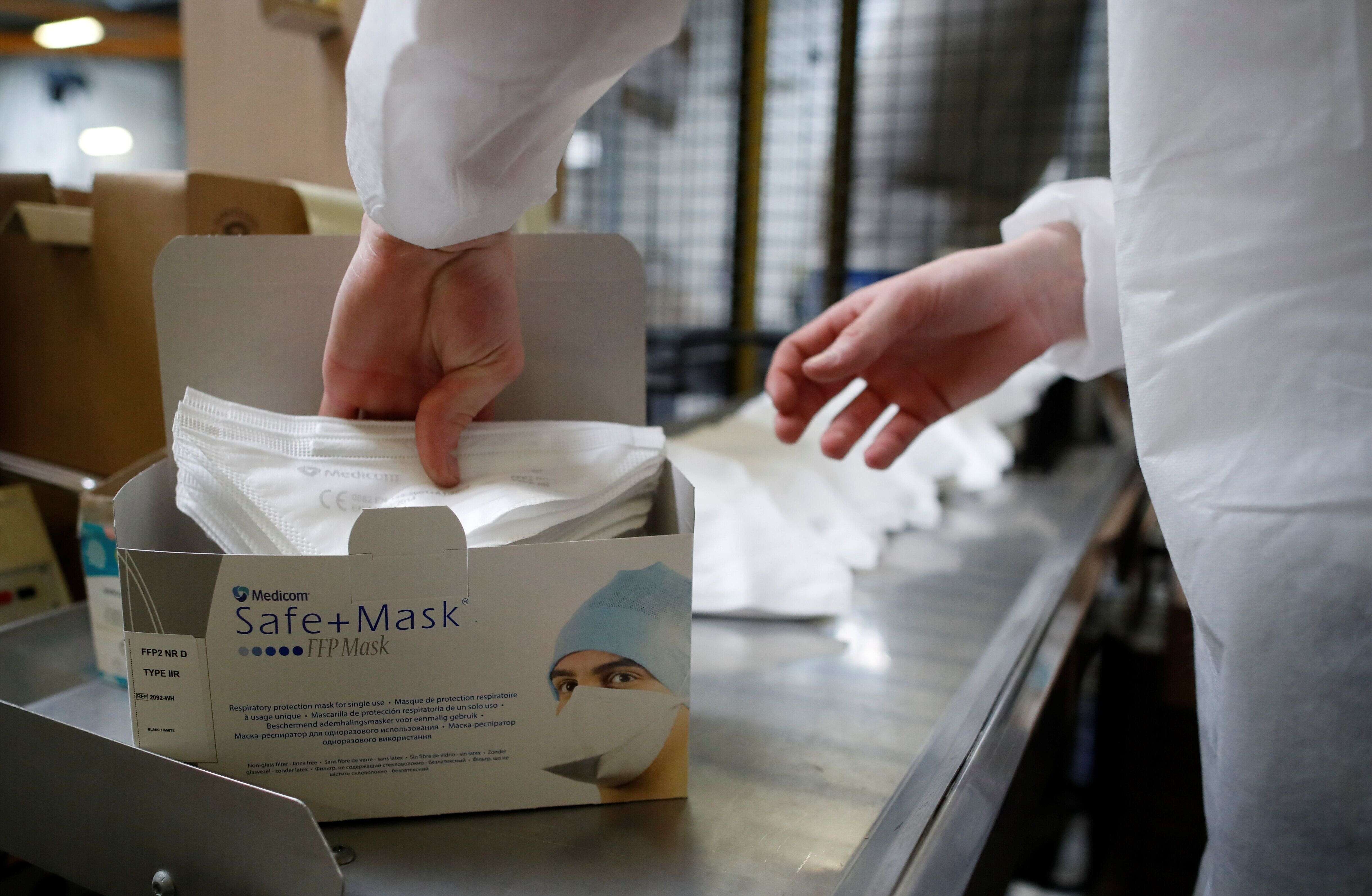 À Saint-Barthélémy d'Anjou le 5 février, une entreprise fabrique des masques sanitaires pour lutter contre l'épidémie de coronavirus.