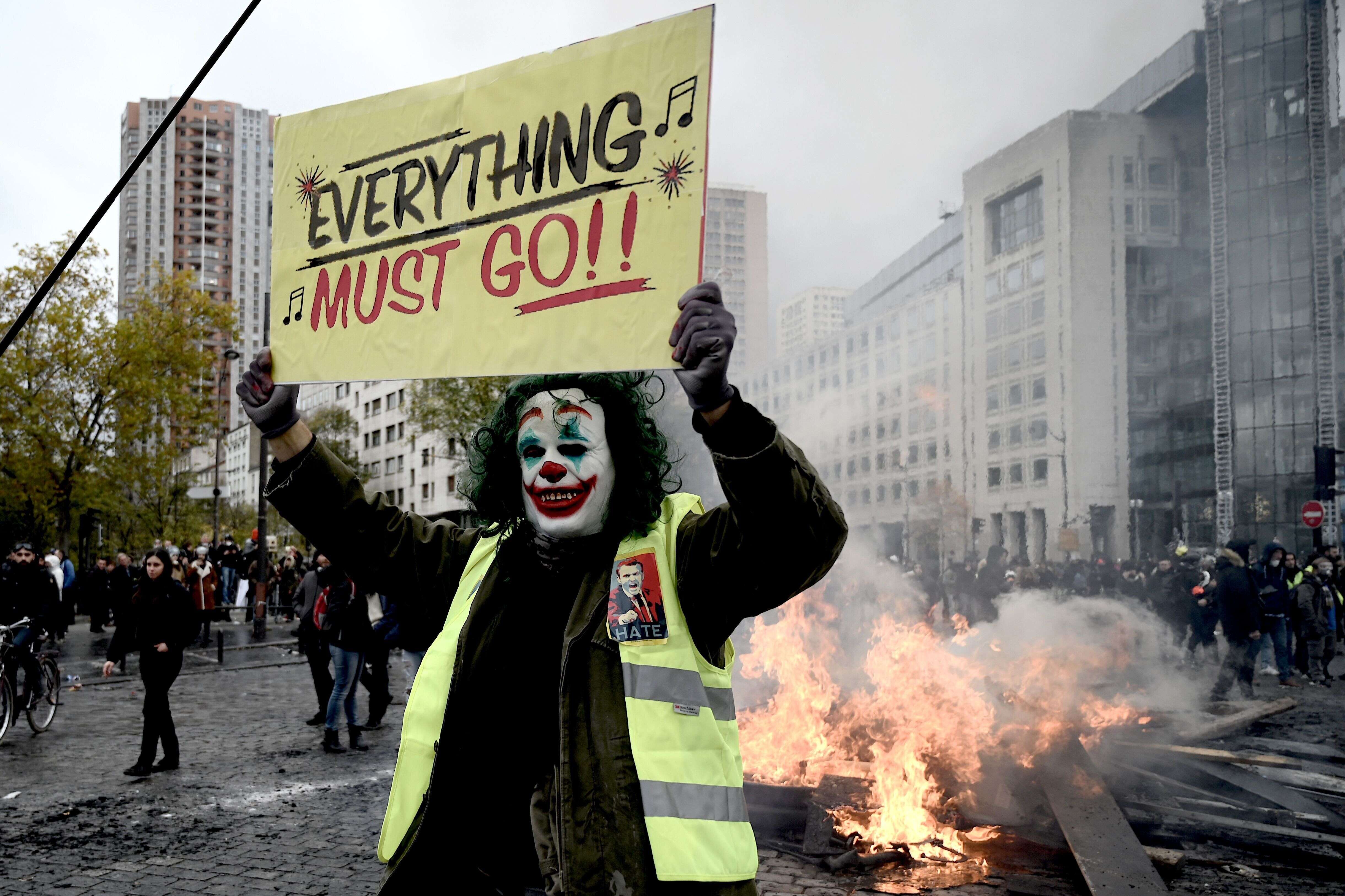 Un manifestant portant un masque du Joker à Paris lors de l'acter 53 des gilets jaunes samedi 16 novembre
