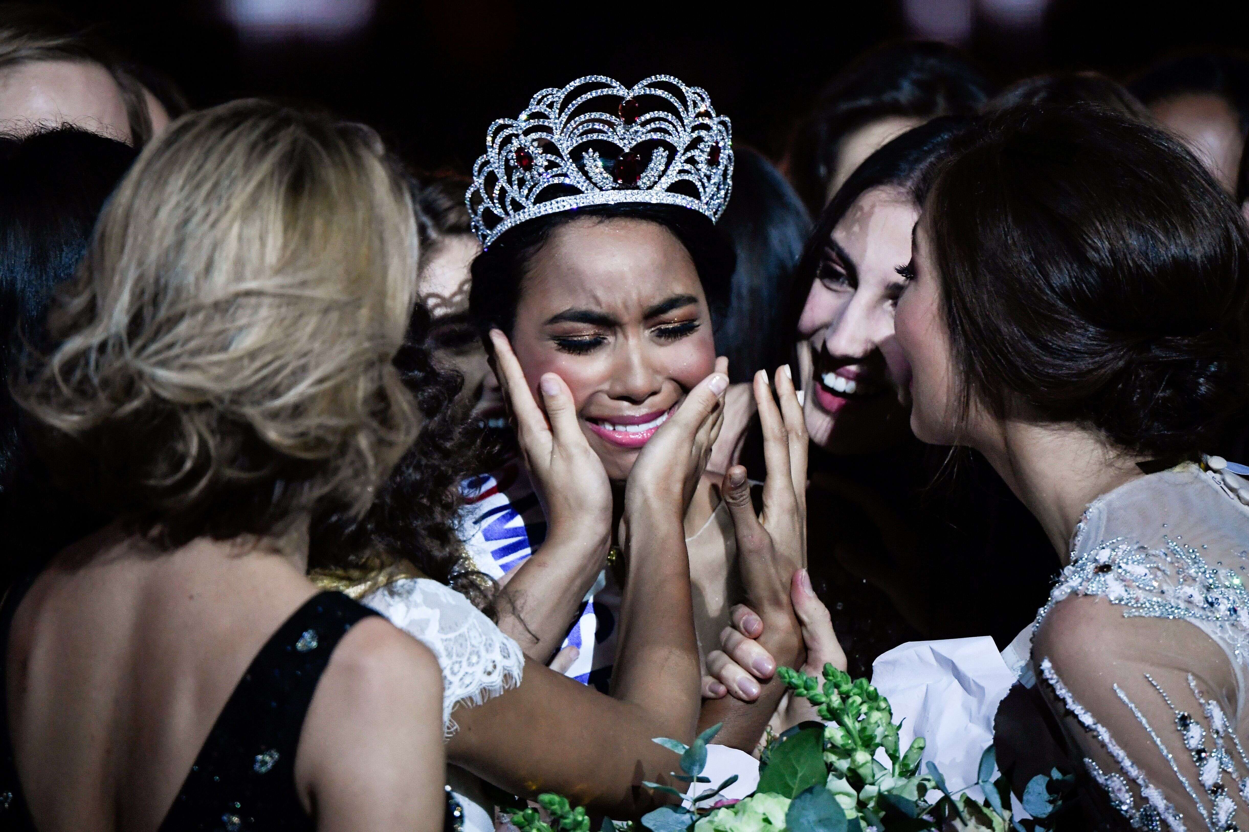 Miss Guadeloupe, Clémence Botino, reçoit la couronne de Miss France 2020 le 14 décembre 2019.