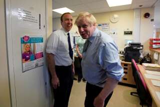 Boris Johnson et son ministre de la Santé en poste au début de la pandémie de Covid, Matt Hancock, ont vu leur politique d'alors pour les maisons de retraite être jugée 