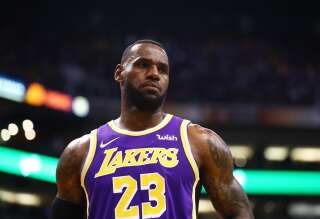 LeBron James sous le maillot des Lakers face aux Suns de Phoenix en 2019.