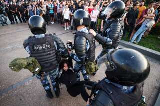 Selon l'ONG OVD-Info, qui suit les manifestations en Russie, près de 1400 opposants au régime de Vladimir Poutine auraient été arrêtés samedi 27 juillet.