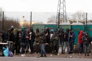 L'interdiction à certaines associations de distribuer de la nourriture aux migrants de Calais est prolongée (Photo prise en février 2018 à Calais, lors d'une distribution de café et de nourriture)