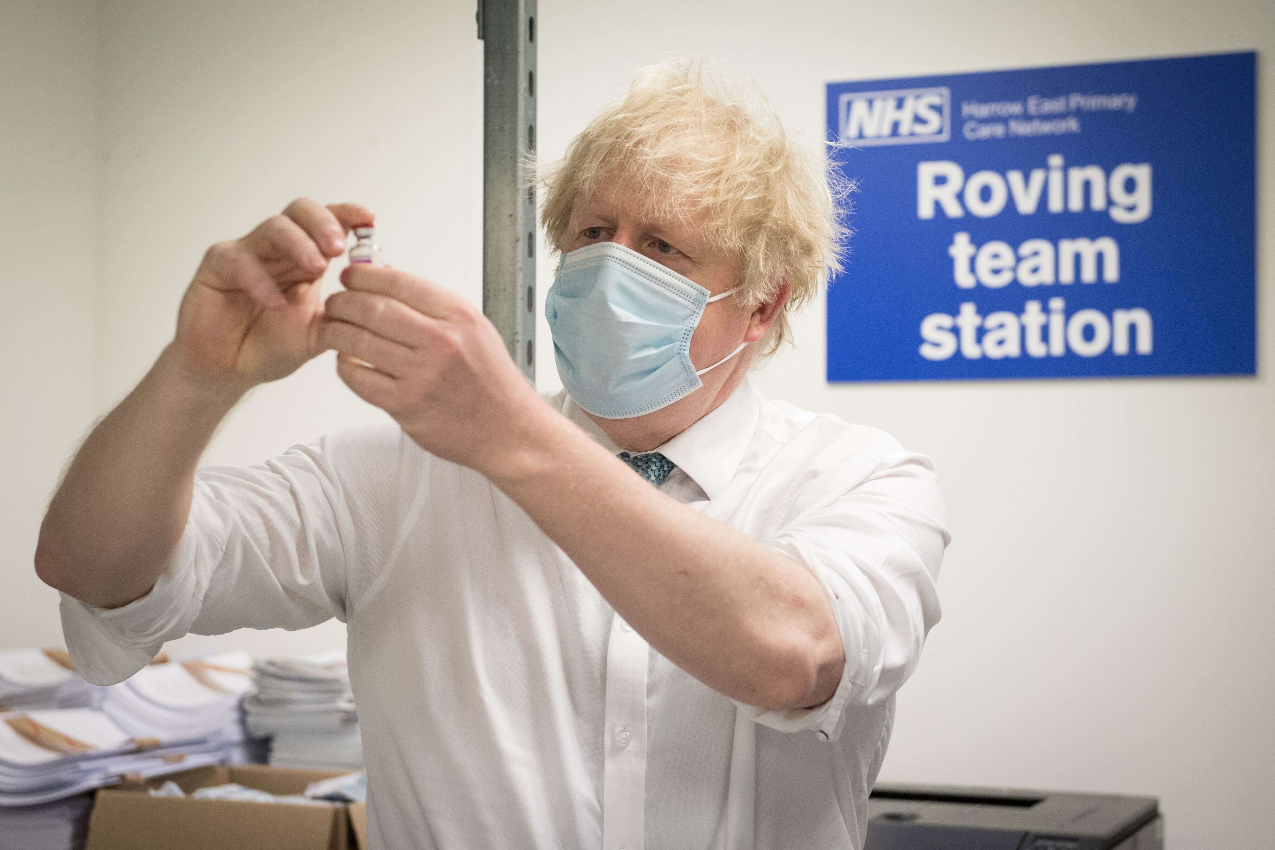 Boris Johnson, Premier ministre du Royaume-Uni, observant une dose de vaccin Oxford/AstraZeneca contre le Covid-19 lundi 25 janvier 2021.