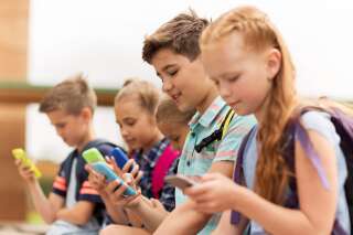 Interdiction du téléphone portable à l'école: la loi votée à l'Assemblée est-elle utile?