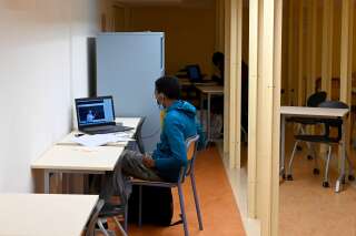 Des étudiants travaillent dans une salle de l'université Aix-Marseille à Marseille, le 19 novembre 2020. L'université a ouvert des salles pour permettre aux étudiants qui n'ont pas le matériel informatique ou ne peuvent travailler chez eux sereinement de prendre des cours en ligne. L'université d'Aix-Marseille accueille en temps normal environ 80.000 étudiants. (Photo NICOLAS TUCAT / AFP)