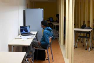 Des étudiants travaillent dans une salle de l'université Aix-Marseille à Marseille, le 19 novembre 2020. L'université a ouvert des salles pour permettre aux étudiants qui n'ont pas le matériel informatique ou ne peuvent travailler chez eux sereinement de prendre des cours en ligne. L'université d'Aix-Marseille accueille en temps normal environ 80.000 étudiants mais n'a pu mettre à disposition qu'un nombre restreint de salles comme celle-ci. (Photo NICOLAS TUCAT / AFP)