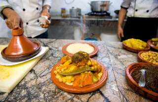 Un chef marocain prépare un couscous traditionnel dans un restaurant de Rabat, le 9 février 2018
