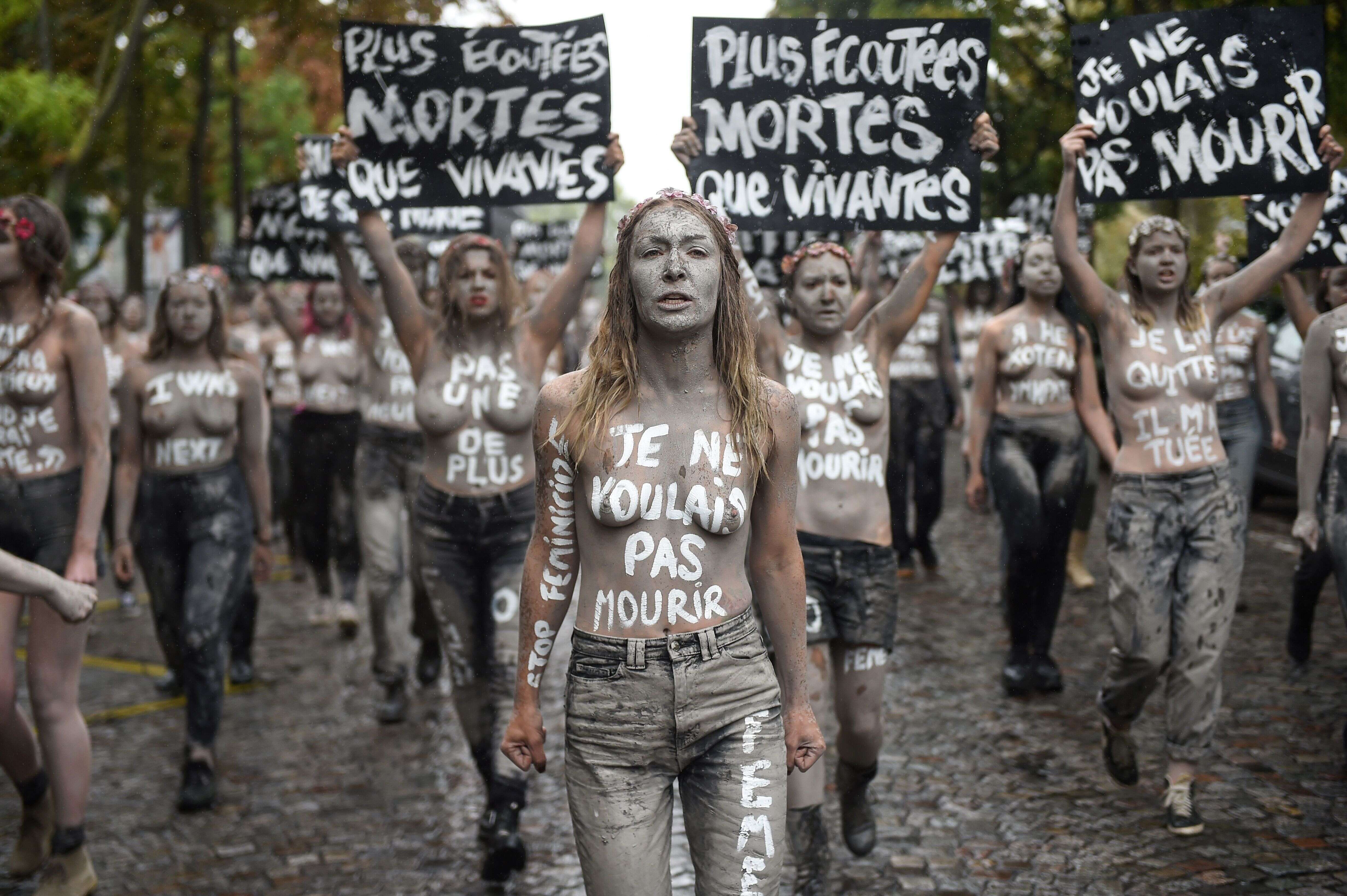 Inna Shevchenko et une centaine de Femen ont mené une grande opération contre le féminicide ce samedi 5 octobre.