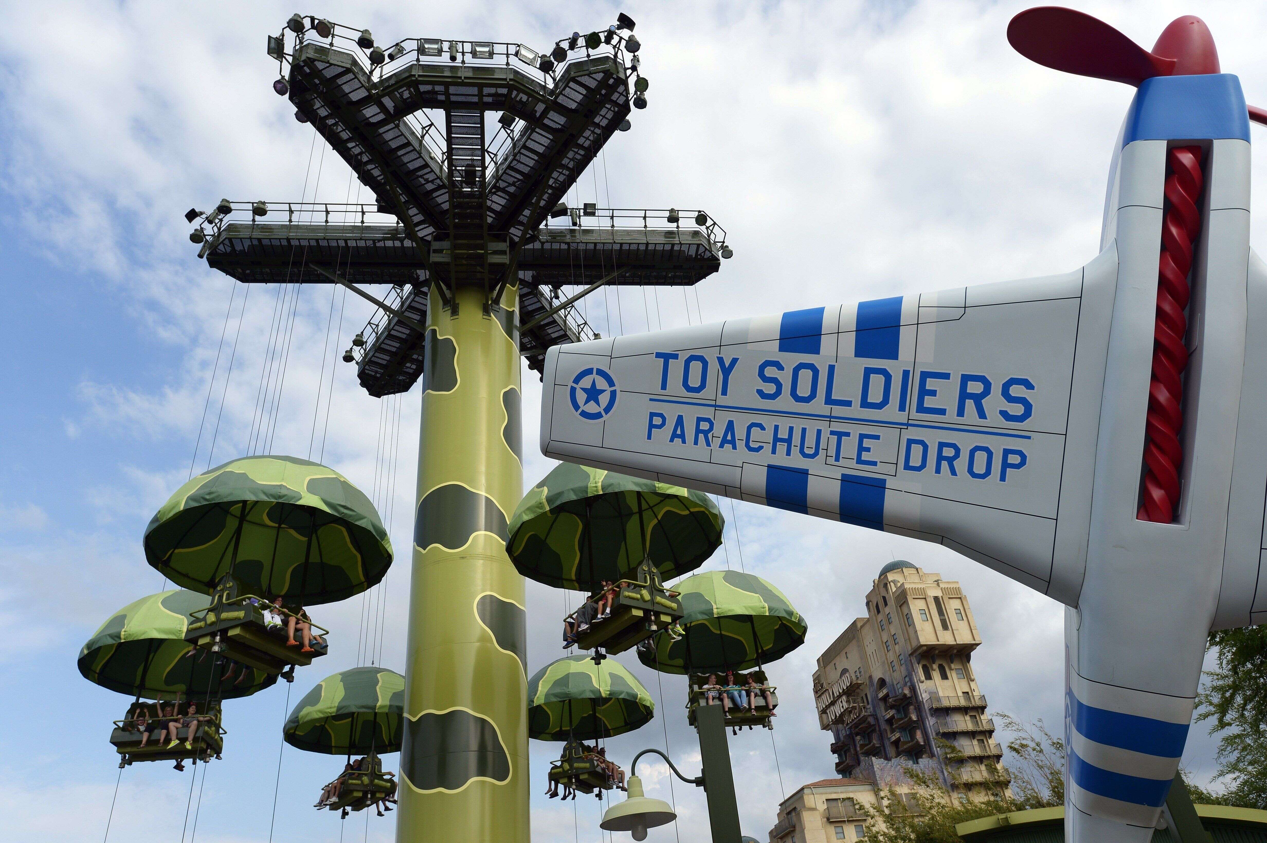 D'après Disneyland Paris, cette attraction, la Toy Soldiers Parachute Drop, est la seule interdite aux personnes handicapées mentales. Pour des raisons de sécurité.