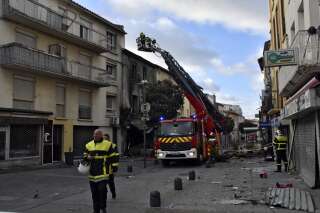Des pompiers près du lieu du sinistre qui a fait 8 morts à Saint-Laurent-de-la- Salanque, le 15 février 2022.