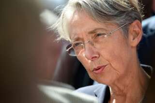 Elisabeth Borne à Aunay-sur-Odon, dans le Calvados, où elle se présente aux législatives, le 28 mai 2022.