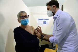 Une personne recevant une dose de vaccin Pfizer/BioNTech Covid-19 à Marseille, le 19 juin 2021. (Photo d'illustration)