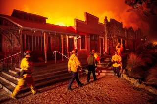 Des pompiers surveillant le vignoble de Soda Rock pendant l'incendie de Kincade à Healdsburg en Californie, le 27 octobre 2019.