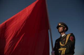 Un membre de la garde d'honneur militaire chinoise tient un drapeau rouge à l'occasion d'une cérémonie d'accueil du chef de l'exécutif afghan, Abdullah Abdullah, à Pékin en Chine, le 16 mai 2016. (Photo credit NICOLAS ASFOURI/AFP via Getty Images)