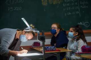 La distribution des masques DIM aux enseignants suspendue (Photo d'illustration by Gregor Fischer/picture alliance via Getty Images)