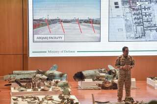 Le porte-parole du ministère de la Défense saoudien présente les restes des missiles de croisière et des drones, d'après lui iraniens, retrouvés sur le site pétrolier attaqué d'Aramco, lors d'une conférence de presse à Riyad, le 18 septembre 2019.