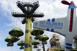 D'après Disneyland Paris, cette attraction, la Toy Soldiers Parachute Drop, est la seule interdite aux personnes handicapées mentales. Pour des raisons de sécurité.