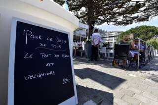 Devant la terrasse d'un restaurant à Arcachon (Gironde), le 2 juin 2020.