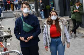 Des passants portant des masques pour se protéger du coronavirus à Nantes, le 10 mars 2020.