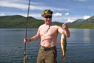 Poutine, en vacances, à la pêche et torse nu, il n'en fallait pas plus pour un nouveau meme
