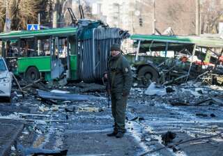 Un policier garde une zone autour d'un bâtiment détruit par des bombardements à Kiev alors que l'attaque de la Russie contre l'Ukraine se poursuit.
