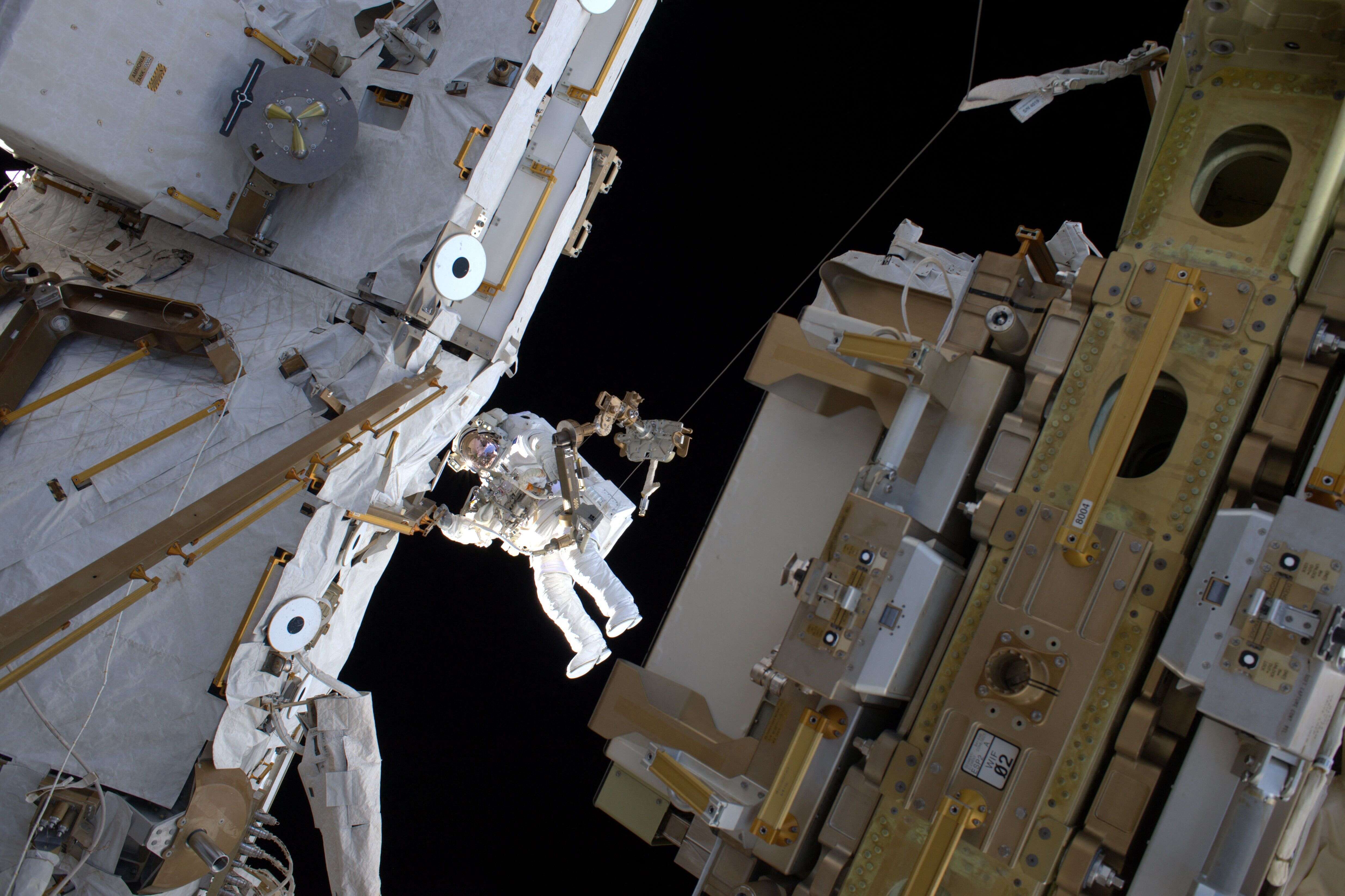 Que va faire Thomas Pesquet lors de sa première sortie dans l'espace (Thomas Pesquet lors de sa sortie dans l'espace en 2017. Photo par HANDOUT / EUROPEAN SPACE AGENCY / NASA / AFP)