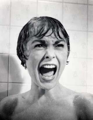 Janet Leigh dans la scène mythique de la douche dans 