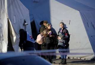 Des femmes évacuées de l'usine Azovstal, à Marioupol (photo prise le 6 mai 2022).