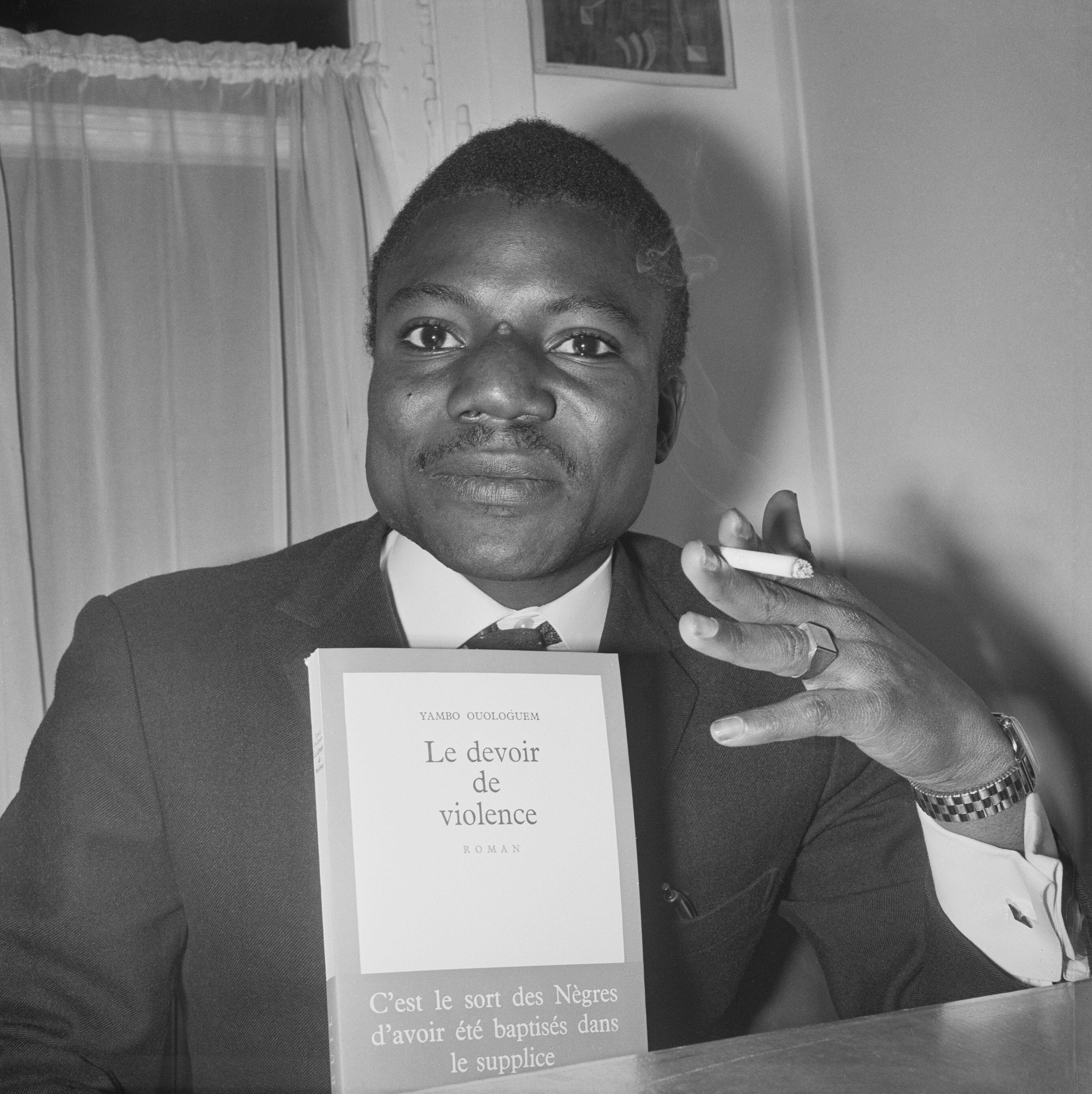 Yambo Ouologuem, ici en 1968 au moment de la remise de son prix Renaudot.