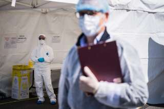 Des personnels médicaux dans un centre de dépistage du coronavirus à Saint-Nazaire, le 3 avril 2020.
