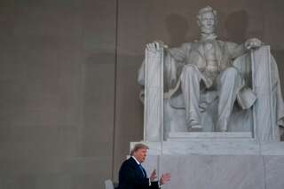 Donald Trump donnant une interview à Fox News, le 3 mai 2020 au Lincoln Memorial.