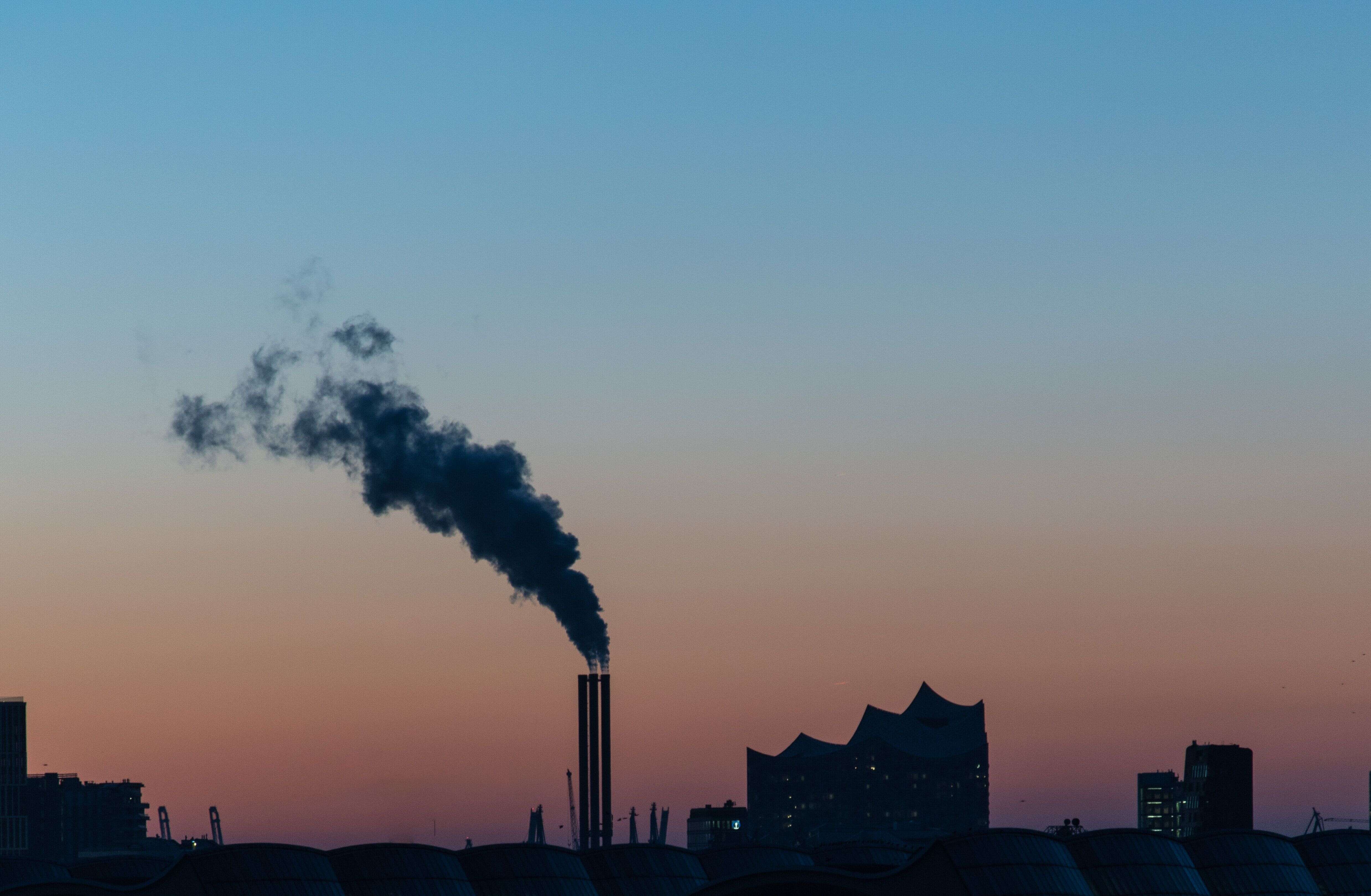 L'UE se fixe pour objectif de réduire de plus de moitié ses émissions carbone d'ici 2030 (Photo prétexte d'une usine à Hamburg en Allemagne).