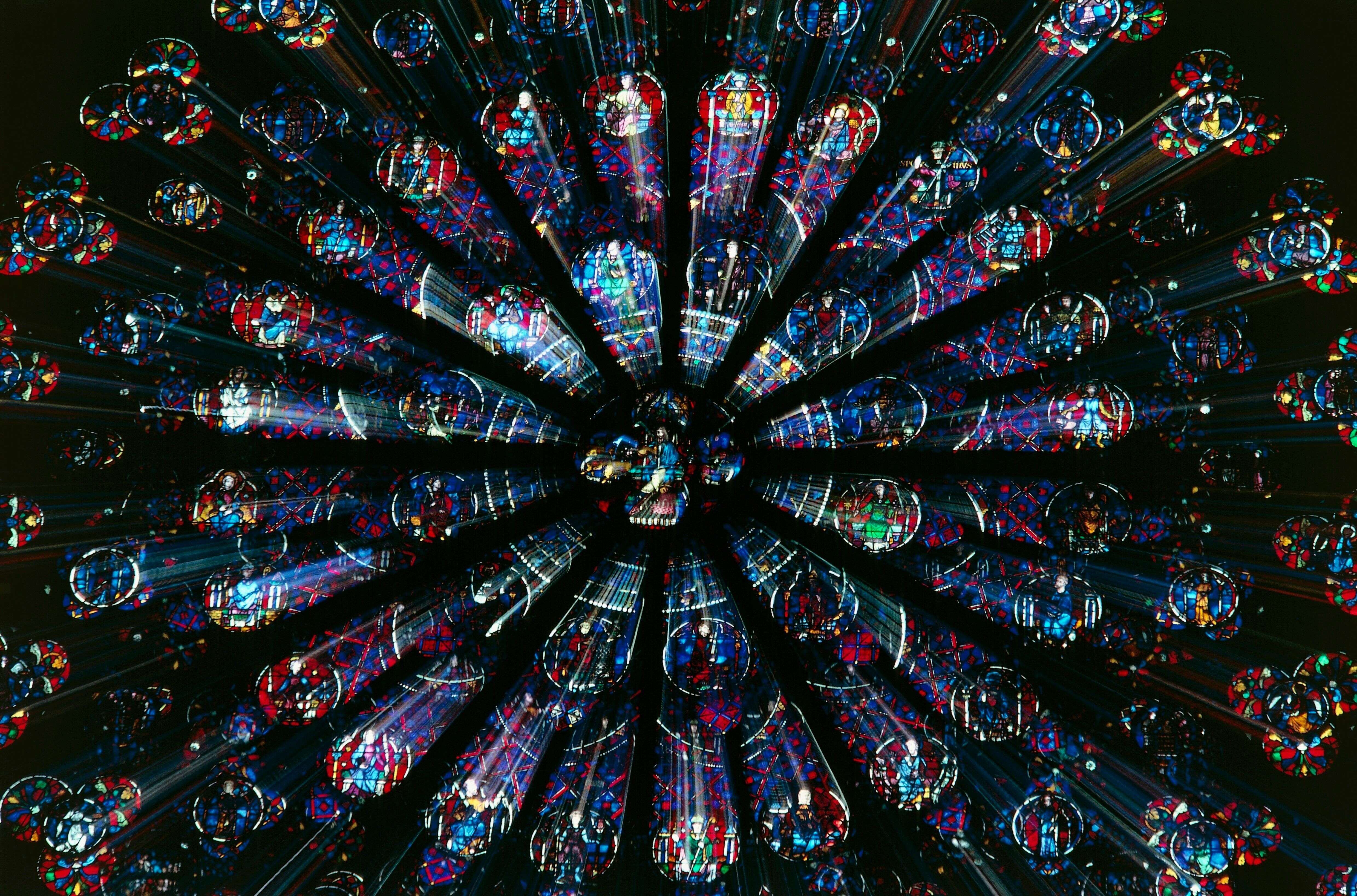 Les trois rosaces monumentales de Notre-Dame de Paris ont survécu au brasier causé par l'incendie du 15 avril.