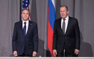 (Photo des chefs de la diplomatie américaine et russe, Antony Blinken et Sergeï Lavrov lors d'un sommet de l'OSCE à Stockholm le 2 décembre 2021. Par Jonathan Nackstrand/Pool Photo via AP)