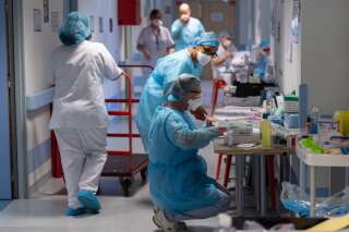 Des soignants travaillent à l'hôpital de Mulhouse en pleine épidémie de nouveau coronavirus