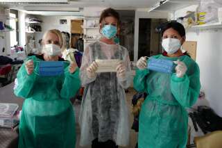 Trois couturières posent après avoir cousu une série de masques de protection contre le coronavirus pour remédier à la pénurie en cours, à Cannes, le 8 avril 2020.