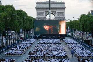 Les Champs-Élysées transformés en cinéma géant